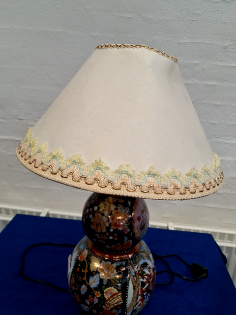 Bordlampe uden beskrivelse.